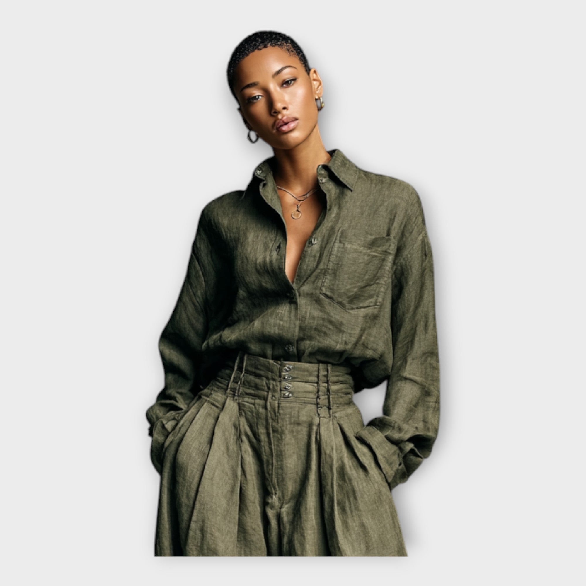 Camicia e pantaloni con disinvolta eleganza