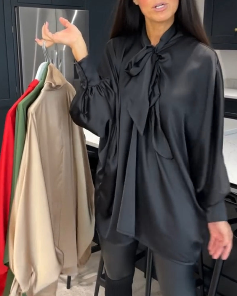 Con nastro monocolore e camicetta elegante