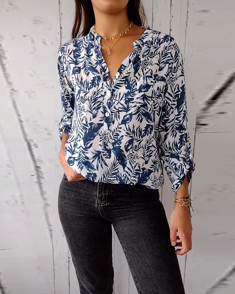 Blusa casual abbottonata con stampa a foglie, scollo a V e maniche a tre quarti