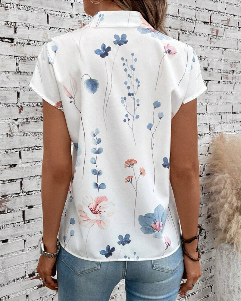 Top a maniche corte e collo alto con stampa floreale