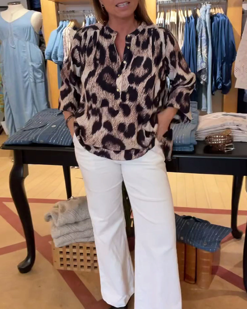 Camicetta oversize con stampa leopardata e mezza abbottonatura