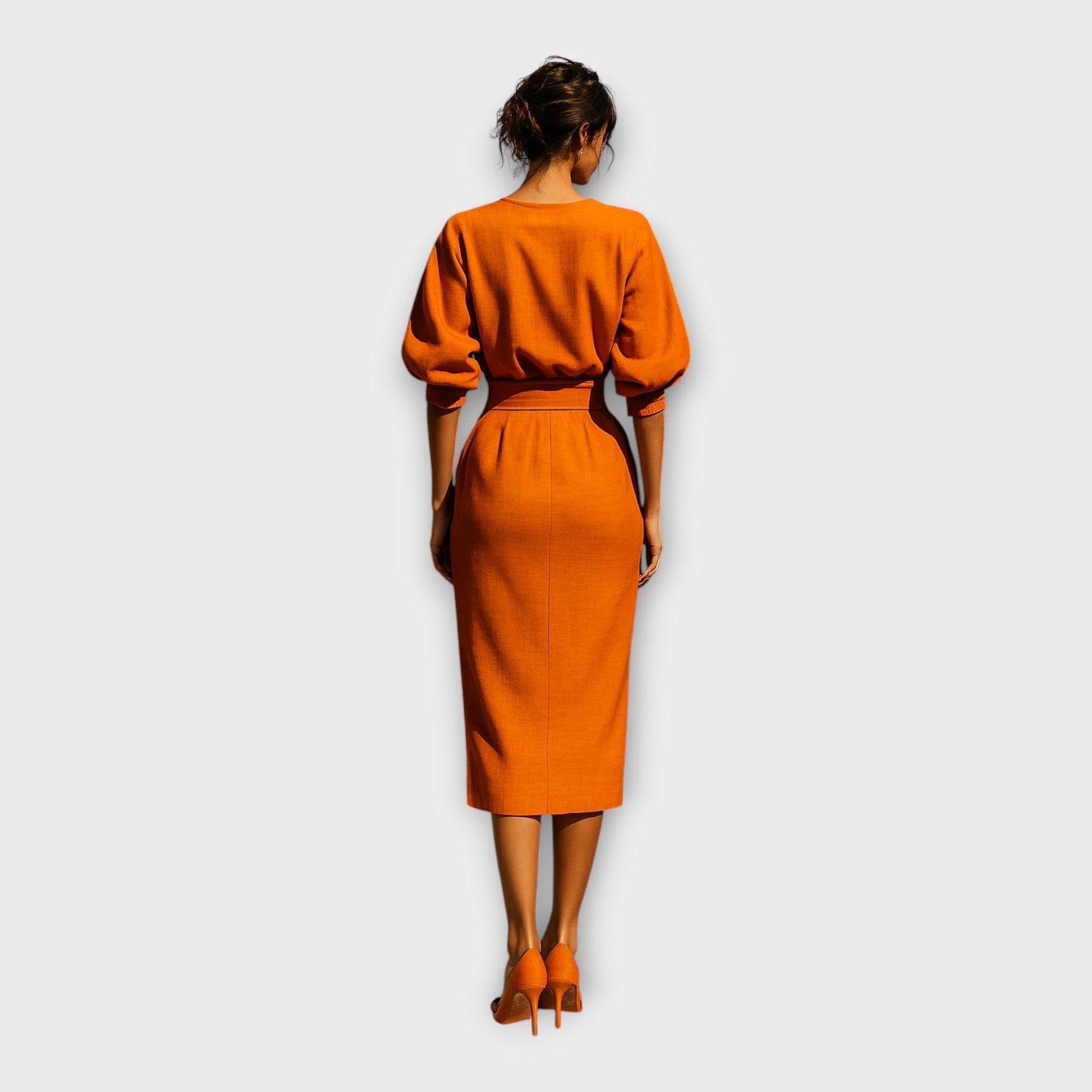 Abito elegante dal design raffinato e dall'estetica minimal.