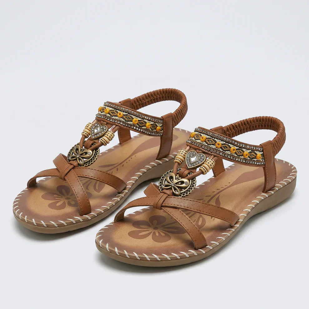 Sandali in stile ibizenco che combinano comfort ed eleganza