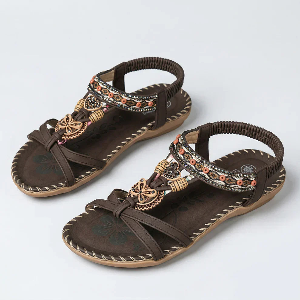 Sandali in stile ibizenco che combinano comfort ed eleganza