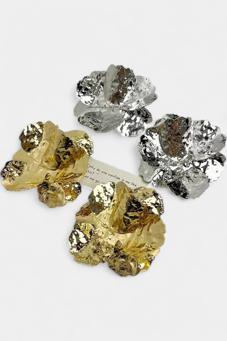 Orecchini a perno con strass a forma di fiore