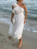 Abito midi unico, romantico, con spalla scoperta, balze, maniche e strati, perfetto per il mare