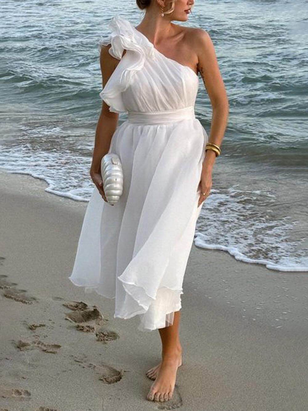 Abito midi unico, romantico, con spalla scoperta, balze, maniche e strati, perfetto per il mare