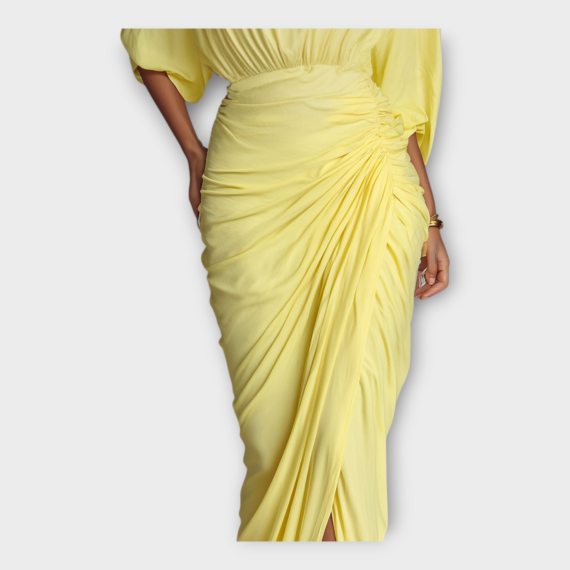 Abito lungo con eleganti pieghe e design raffinato