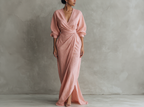 Vestito lungo minimalista rosa con scollo a V in misto lino da donna